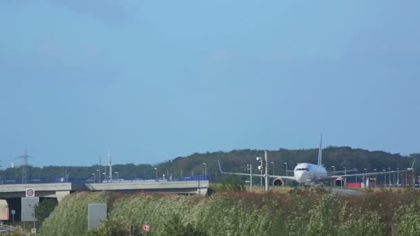 Avión sobre autopista — Vídeo de stock