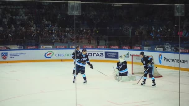 Jugadores de hockey en el calentamiento — Vídeos de Stock