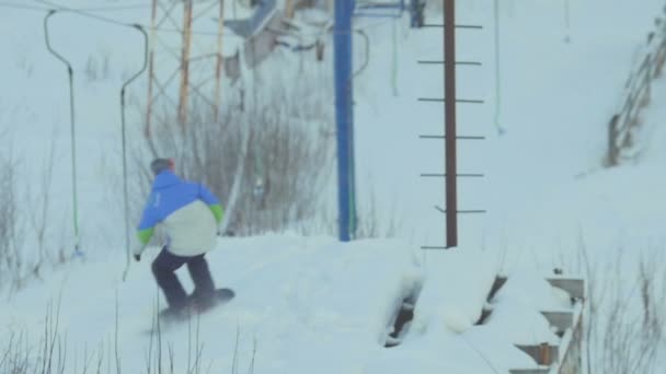 Σνόουμπορντ στο πάρκο χειμώνα — Αρχείο Βίντεο