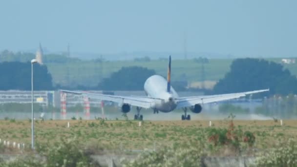 Airbus 320 landing. — Stockvideo