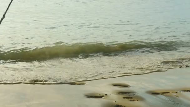 Een touw swingt op het strand, slow-motion — Stockvideo