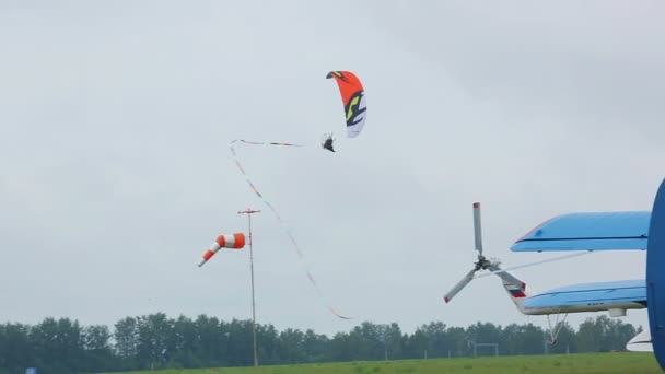 Paralotnia Moto na airshow — Wideo stockowe