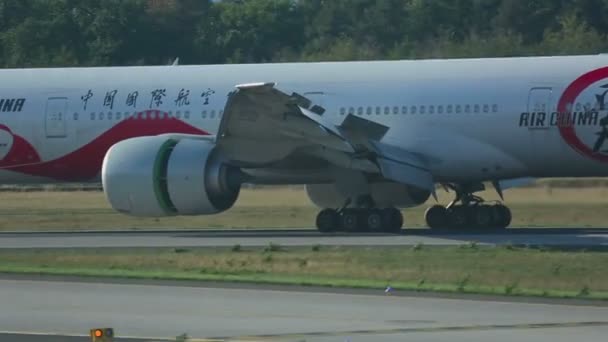 Боїнг 777 гальмування після посадки — стокове відео