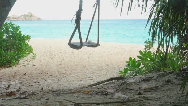 Uma corda balança na praia, câmera lenta — Vídeo de Stock