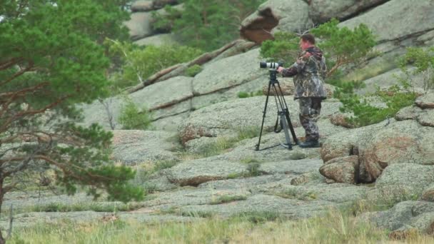 Cameraman em montanhas — Vídeo de Stock