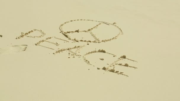 Friedenszeichen auf Sand — Stockvideo