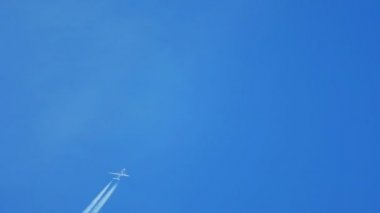 Yüksekten uçuyor uçak