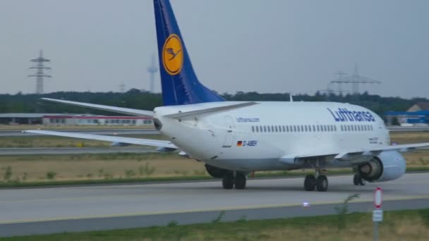 汉莎航空波音 737 飞机滑行 — 图库视频影像