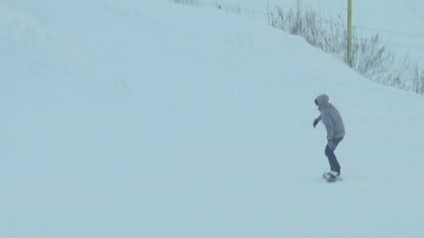 Snowboard en el parque de invierno — Vídeo de stock