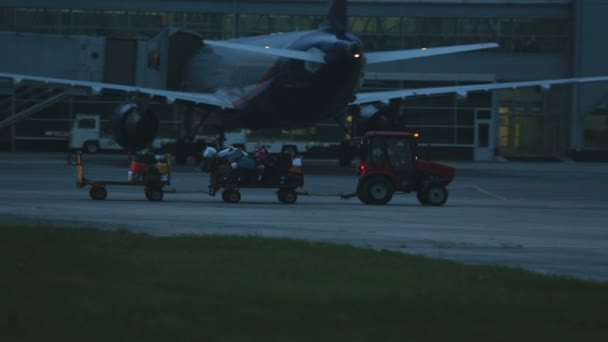 Zavazadla traktor na letištním terminálu — Stock video