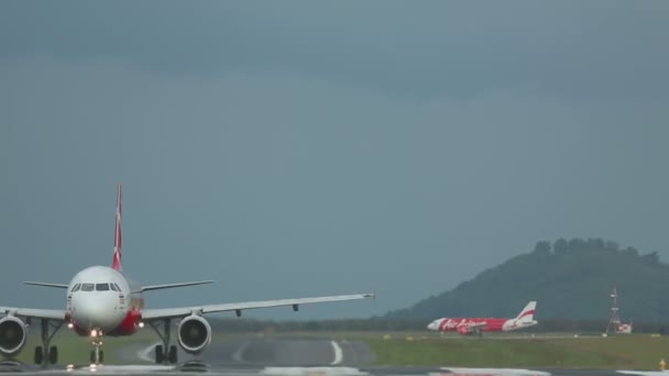 亚洲航空空客 320 滑行 — 图库视频影像