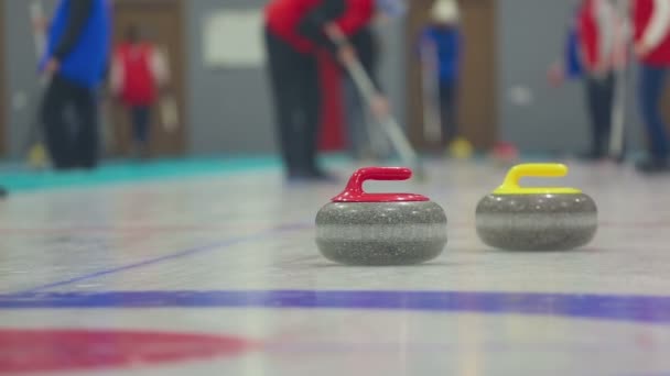 Curling stenar på is — Stockvideo