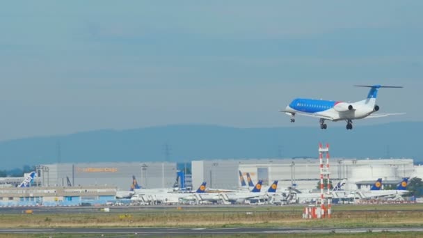 Embraer ERJ-145EP acercándose antes de aterrizar — Vídeo de stock