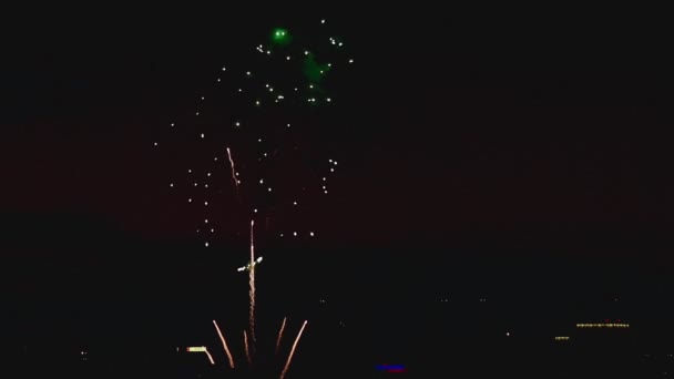 Fuochi d'artificio lampeggianti nella notte — Video Stock