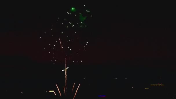 Fuegos artificiales parpadeando en la noche — Vídeo de stock