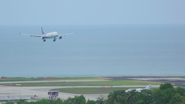 亚洲航空空客 320 滑行 — 图库视频影像
