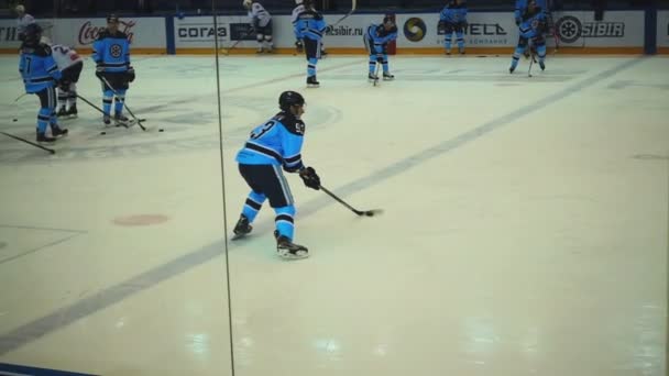 Jugadores de hockey en el calentamiento — Vídeos de Stock