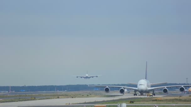 Duas Lufthansa Superjumbo — Vídeo de Stock