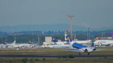 Embraer Erj-145ep yaklaşıyor ve iniş