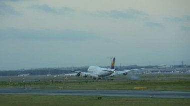 Frankfurt'a Fanhansa Jumbo iniş, yavaş çekim