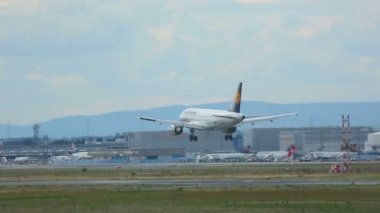 Lufthansa Havayolu 320 iniş yapıyor.