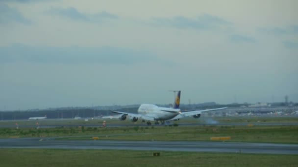 FanHansa Jumbo aterrissando em Frankfurt, câmera lenta — Vídeo de Stock