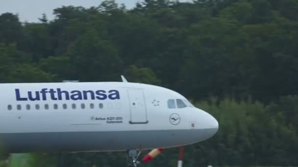 Lufthansa Airbus 321 start — Stockvideo