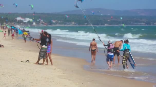 Kitesurfen opleiding op het strand van Mui Ne — Stockvideo