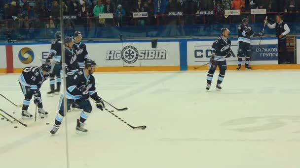 Jugadores de hockey en el calentamiento — Vídeos de Stock