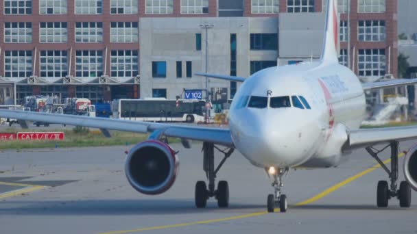 Checa las líneas aéreas Airbus 319 en rodaje — Vídeo de stock