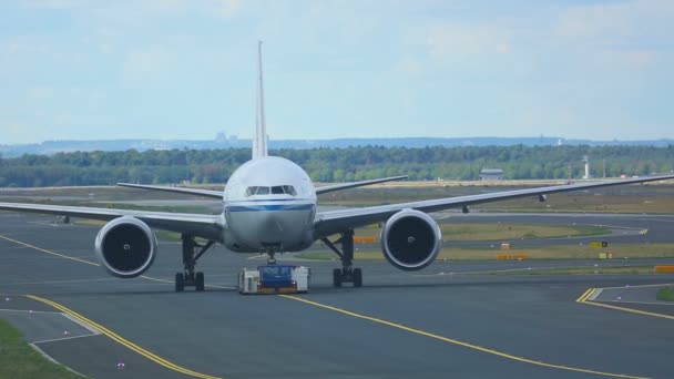 서비스에서 견인 하는 비행기 — 비디오