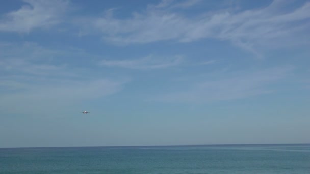 Airbus 320 nähert sich über Ozean — Stockvideo