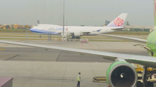 Trafic à l'aéroport de Suvarnabhumi — Video