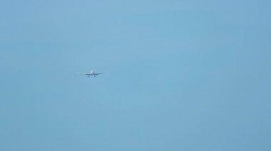 Boeing 777 Phuket havaalanına yaklaşırken