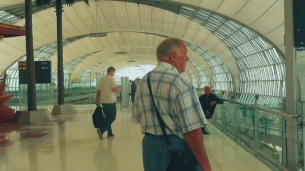 Пассажиры в аэропорту Бангкока — стоковое видео