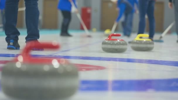 Curling stenen op ijs — Stockvideo