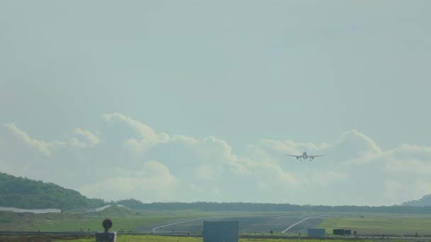 Airbus 320 landning, Phukets flygplats — Stockvideo