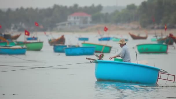 Barcos de pesca em Mui Ne — Vídeo de Stock