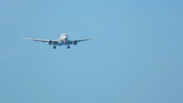 プーケット空港に近づいているボーイング 777 — ストック動画
