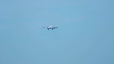 Boeing 777 okyanus üzerinde yaklaşan