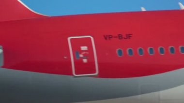 Boeing 777 yaklaşıyor ve Phuket adlı açılış