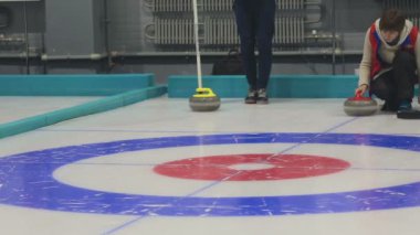 Kız curlers rulo curling taşı