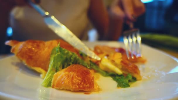 Круассан на завтрак с ветчиной и сыром — стоковое видео
