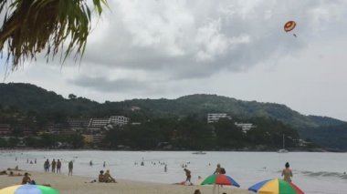 Kata beach üzerinde parasailing