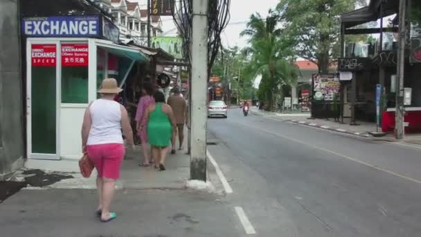 Turystów na ulicach Phuket — Wideo stockowe