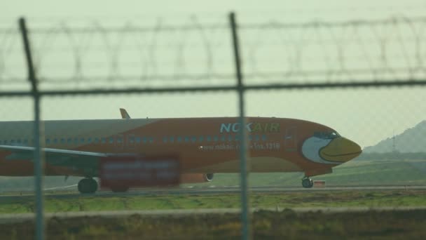 Nok Air Boeing 737 taxning — Stockvideo