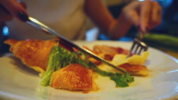 Croissant per la colazione con prosciutto e formaggio — Video Stock