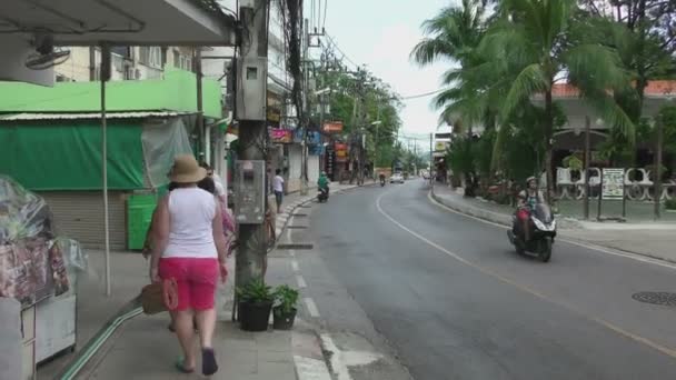 Touristes dans les rues de Phuket — Video