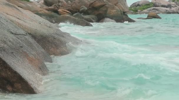 Onde roulante turquoise, ralenti — Video