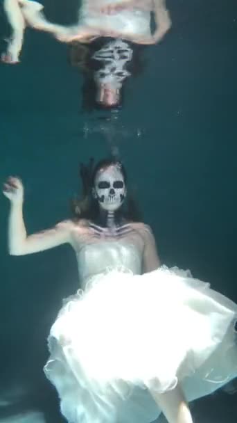 Дівчинка Наречена Мертвої Людини Скелетний Макіяж Шрами Під Водою Хеллоуїн — стокове відео
